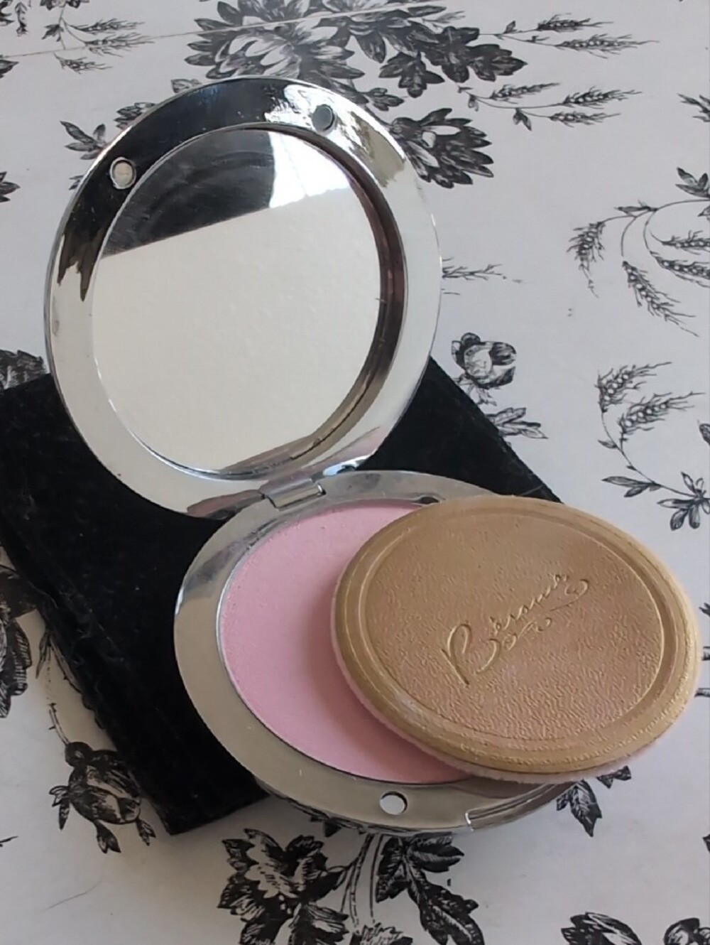 Bésame Spider Web Compact Mirror Limited edition In Original Box - Picture 4 of 8
